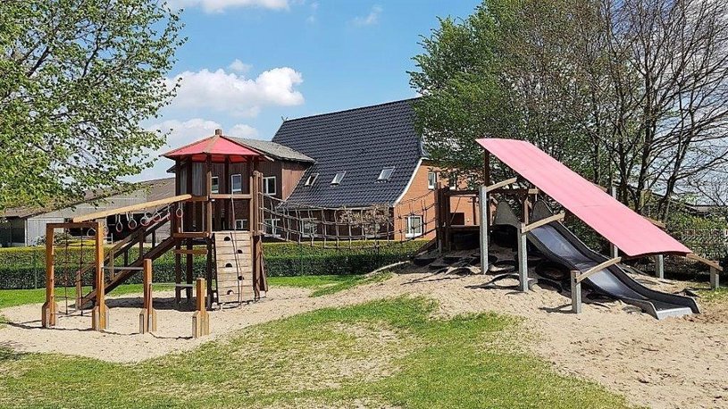 Klettergerüst und überdachte Rutsche