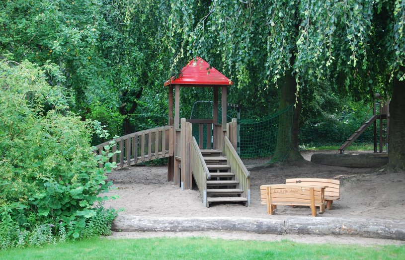 Außenspielbereich Holzhaus mit Treppe