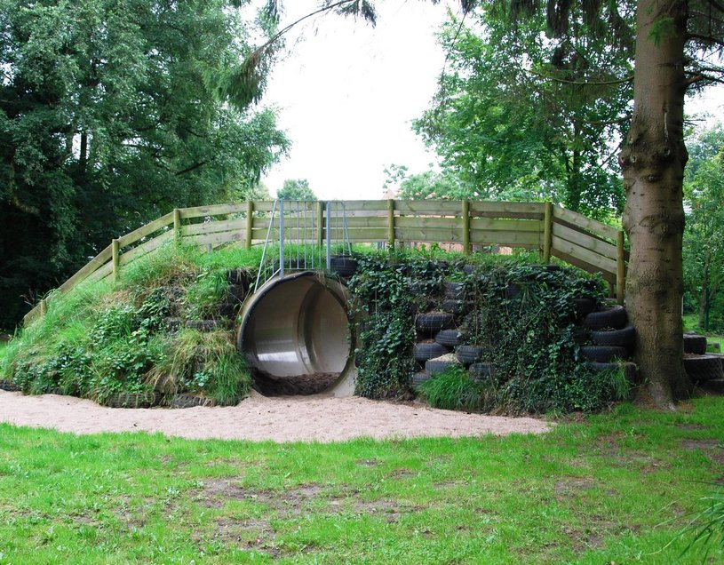 Tunnel unter eine Brücke mit Geländer