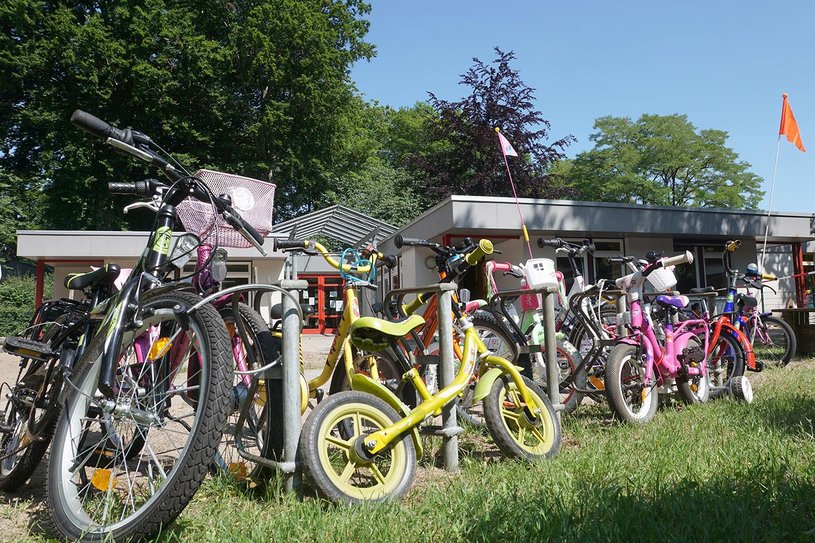 Viele bunte kleine und große Fahr- und Laufräder
