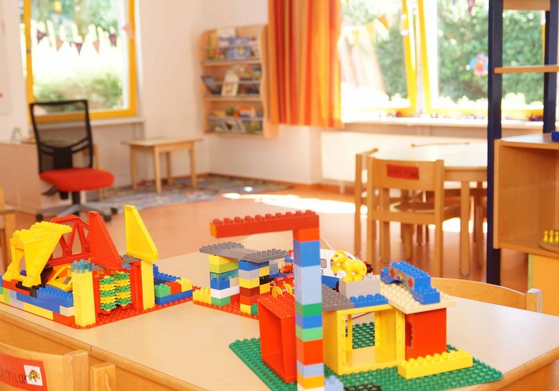 Aus bunten Duplosteinen gefertigte Bauwerke