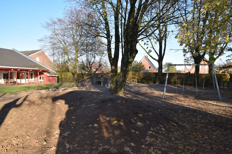Außenspielbereich mit Schaukel