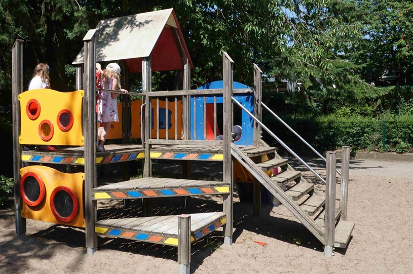 Buntes Holz-Kletter-Spielhaus