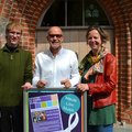 Eine Frau und ein Mann stehen vor dem Eingang zu einer Kirche.