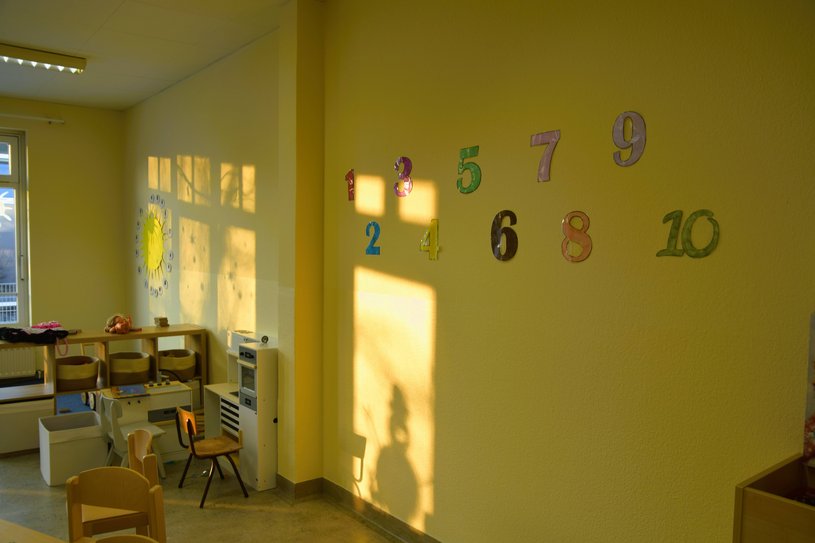Die Zahlen von 1 bis 10 an der Wand, weiter hinten eine große Lernuhr