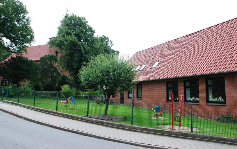 Außenbereich mit Spielgeräten für Kinder unter 3 Jahren