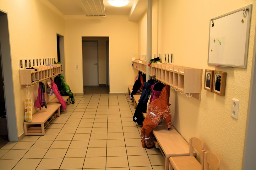 Garderobe für die Kinder mit Jacken und Regenhosen