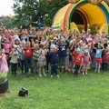 Eine Gruppe von Kindern und Erzieher*innen steht draußen.