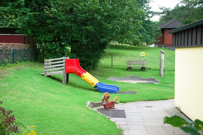 Kleine Rutsche und Spielgeräte für Kinder unter drei Jahren
