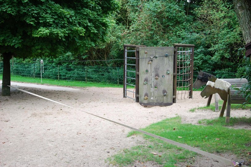 Holzpferd und Klettermöglichkeiten