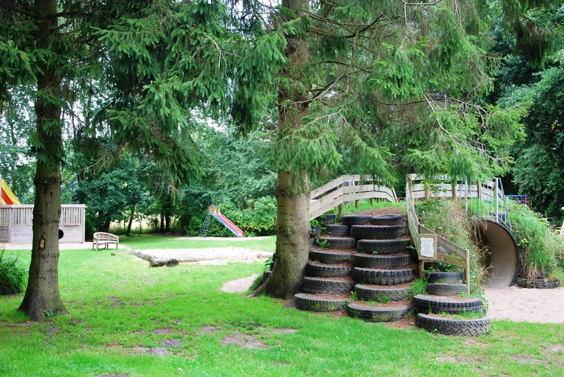 Eine Treppe aus Autoreifen im Außenbereich der Kita