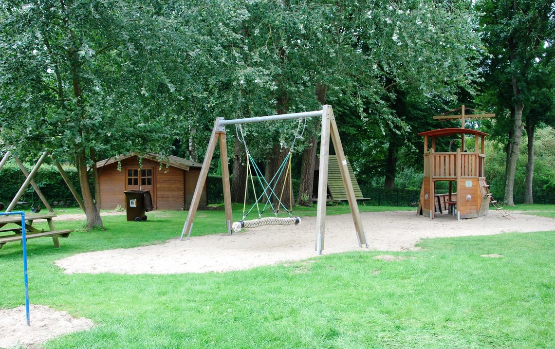Spielhaus, Klettergerüst und Schaukel