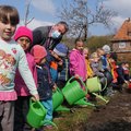 Die Kinder säen Blumen und gießen den Blühstreifen.