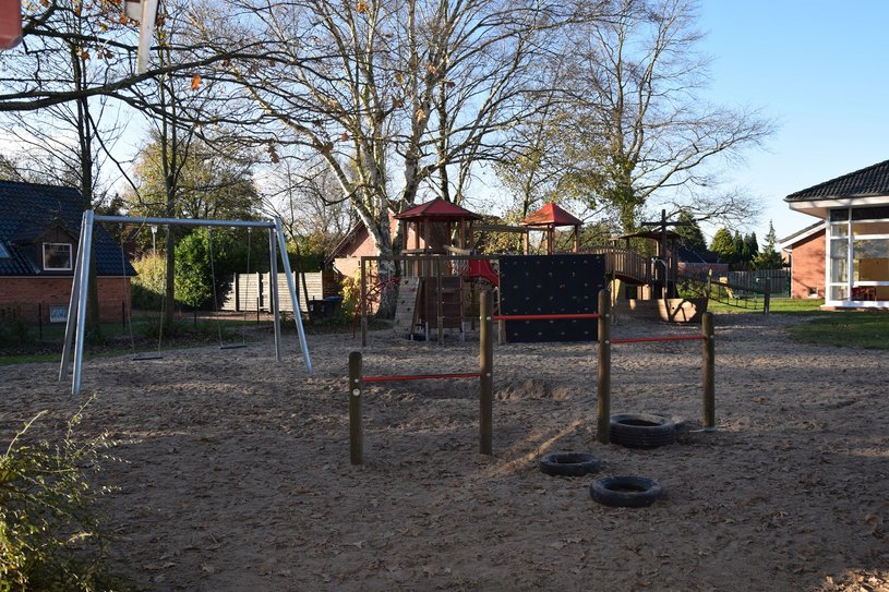 Außenspielbereich mit Reckstangen, Schaukel und Klettergerüst