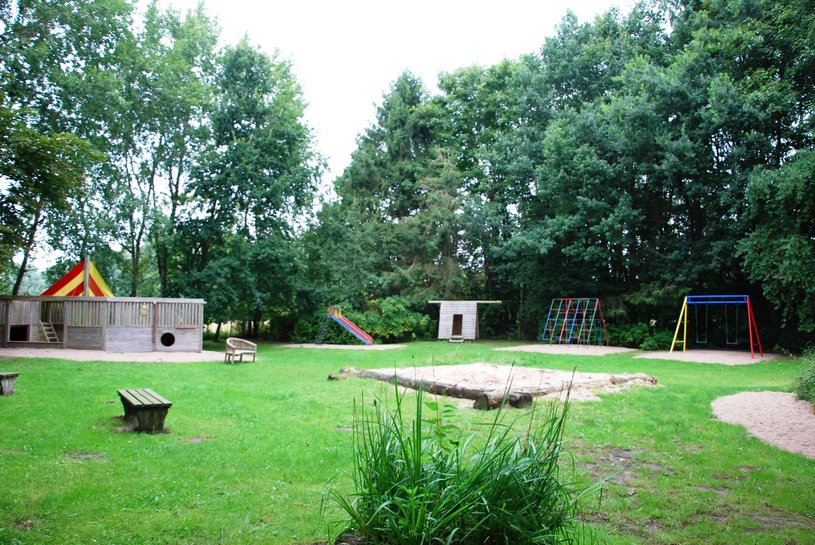 Klettergerüst, Schaukel, Rutsche, Spielhaus, Sandkiste
