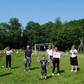 Kinder auf einer Wiese beim Spendenlauf
