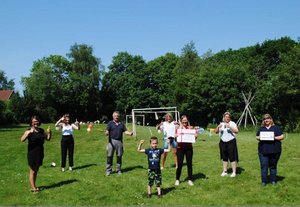 Kinder auf einer Wiese beim Spendenlauf