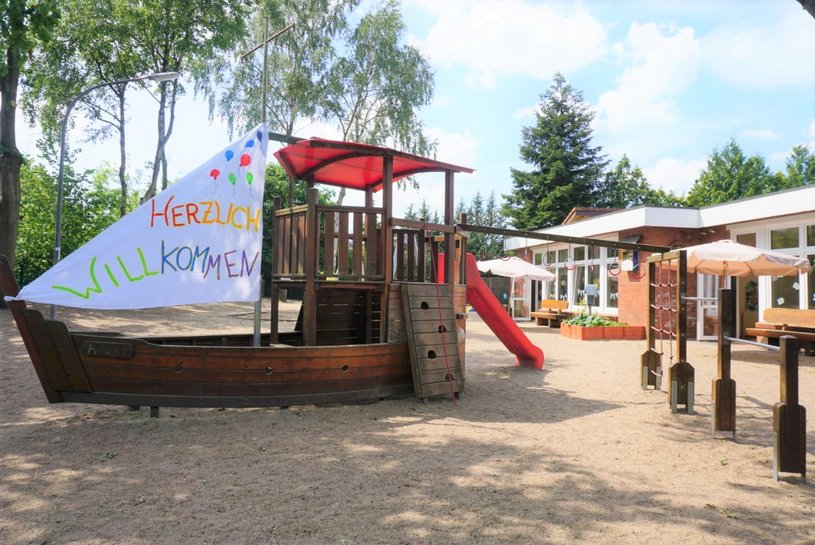 Holz-Spielschiff im Außenbereich